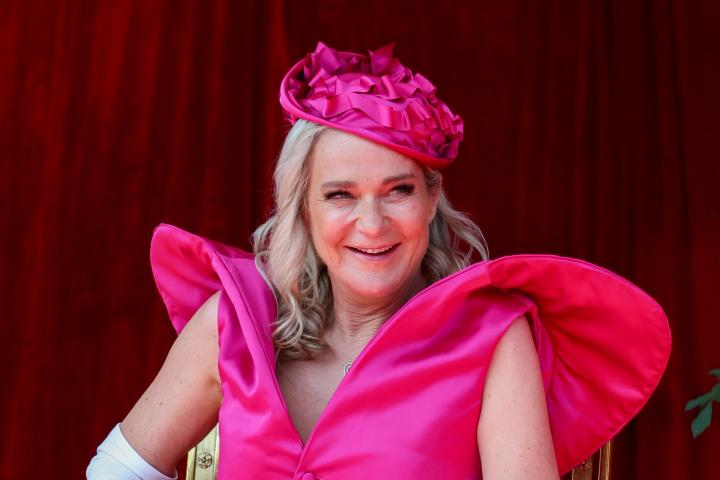Delphine de Bélgica, muy sonriente con su traje rosa en el desfile por el Día Nacional de Bélgica 2026