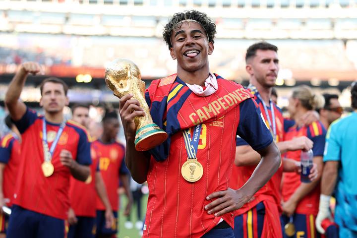 Lamine Yamal con la Copa del Mundo.