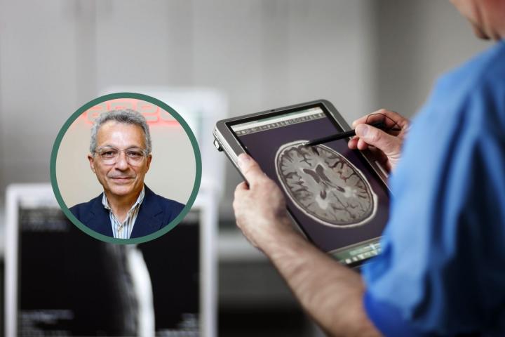 Médico analizando radiografía cerebral