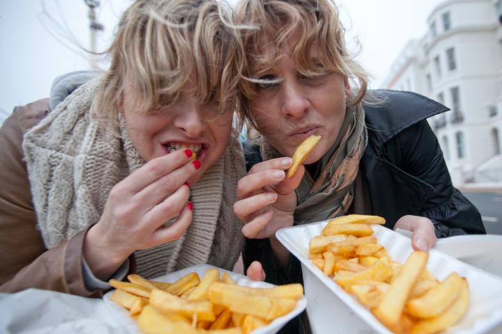 Dos mujeres comiendko