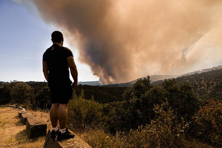 Un hombre contempla las llamas y el humo en San Martín de Valdeiglesias
