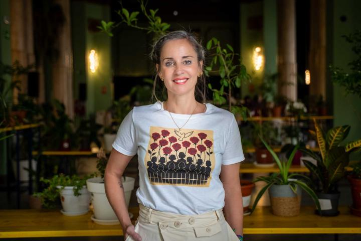 Verónica Barbero, en el refugio climático del Círculo de Bellas Artes durante su entrevista con El HuffPost