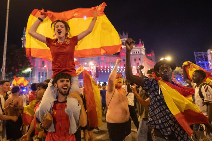 Aficionados se echan a las calles alrededor de Cibeles para celebrar la victoria de España en el Mundial