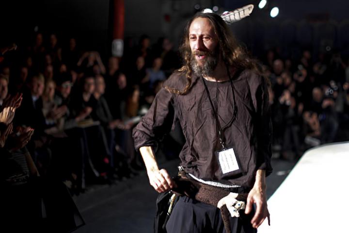 El diseñador Miguel Adrover en el desfile de moda Miguel Adrover en 2012