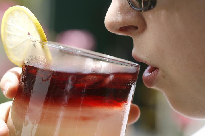 La normativa europea reserva “sangría” o “sangria” como denominación de venta para las bebidas producidas en España y Portugal.