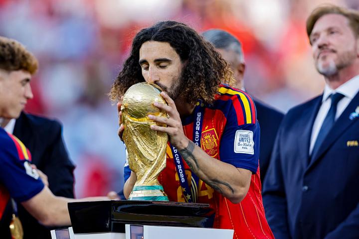 Marc Cucurella besa la Copa del Mundo.