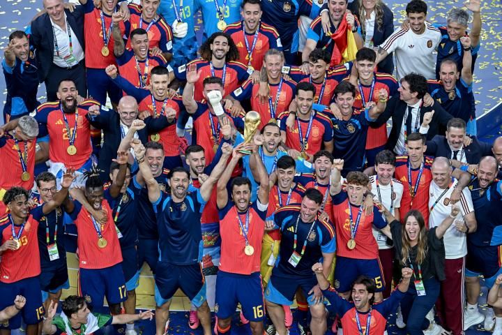 Todo el equipo de la selección española celebra el Mundial en Estado Unidos.