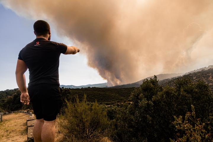Un hombre mira cómo se propaga el incendio de San Martín de Valdeiglesias