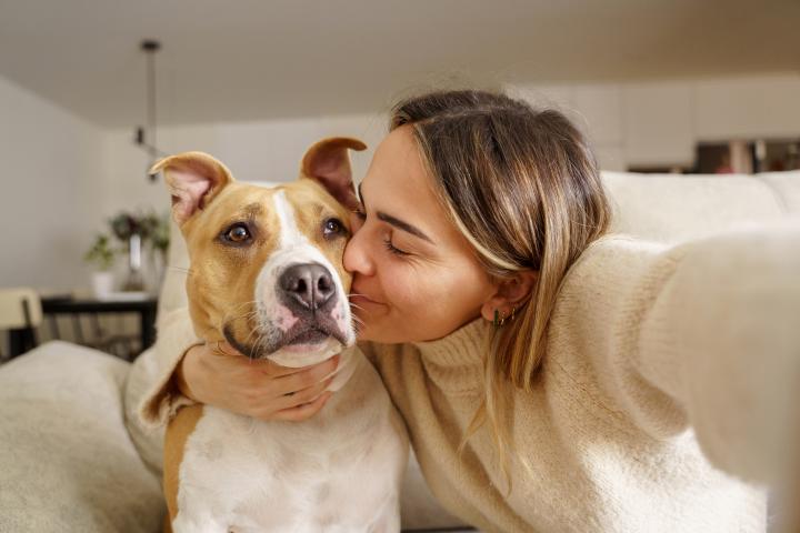 Una mujer, junto a su perro.
