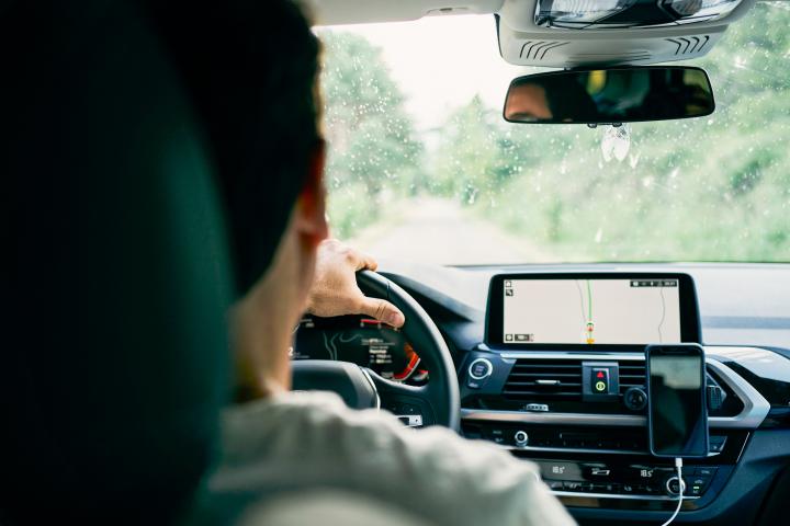Una persona, siguiente el GPS.