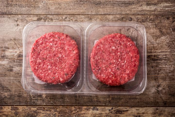Varias hamburguesas envasadas.