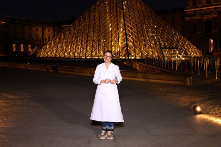 La chef francesa Anne-Sophie Pic ante el Louvre, en París.