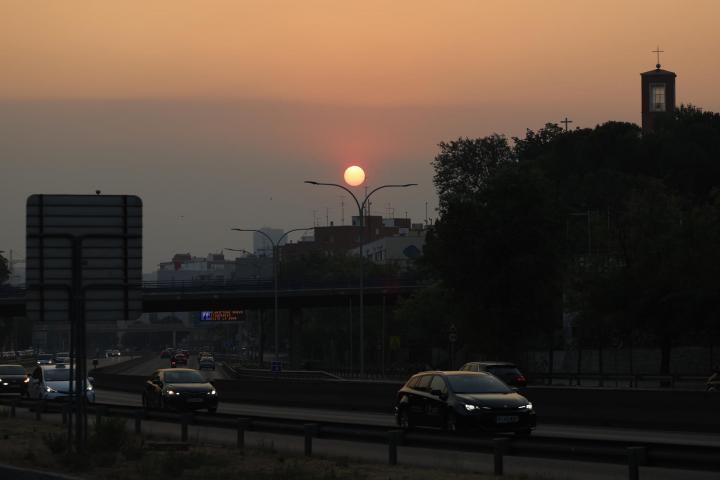 Vista del amanecer bajo un manto de ceniza en Madrid capital.