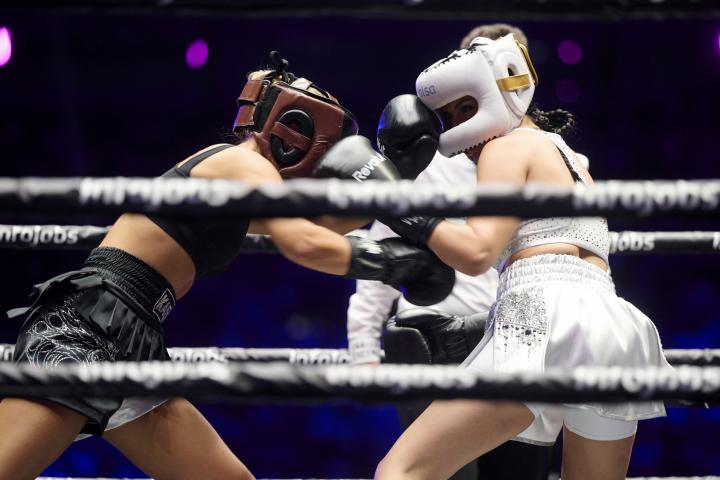 La creadora de contenido, Marta Díaz, boxeando frente a la influencer,Tatiana Kaer.