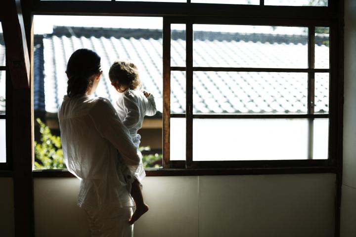 Madre e hija japonesas miran las vistas desde su ventana en Tokio.