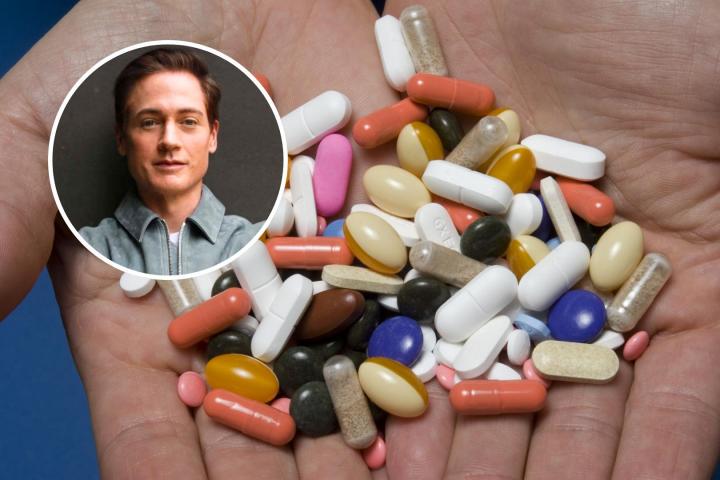 Bryan Johnson y unas manos con varias pastillas