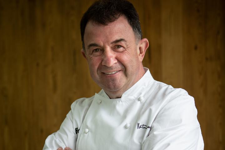 El chef español Martín Berasategui posa para una sesión de fotos en la Torre Emperador