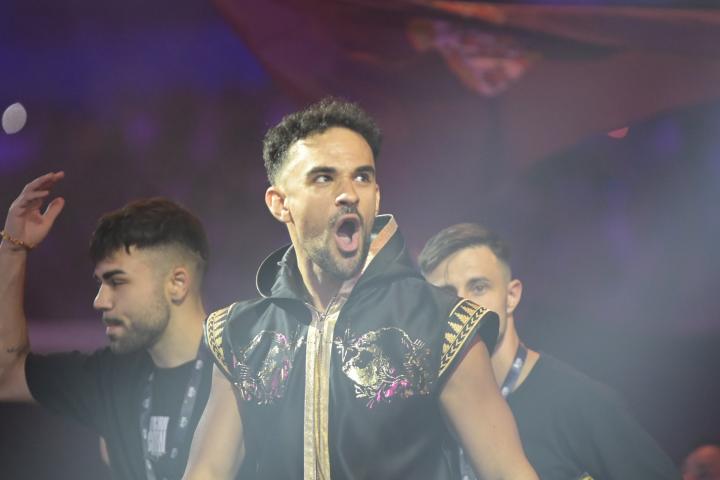 Illo Juan durante su combate en la Velada 6, que finalmente perdió contra The Greft.