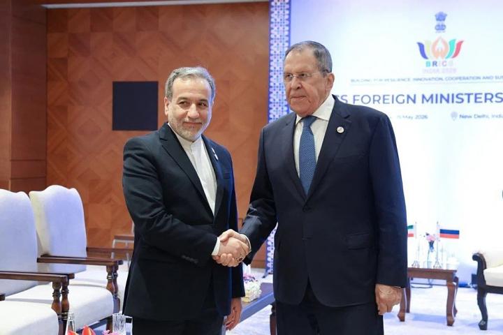 El ministro de Exteriores iraní, Abbas Araghchi, y su homólogo ruso, Serguéi Lavrov, se reúnen en la cumbre de los BRICS en Nueva Delhi (India), el 14 de mayo de 2026.