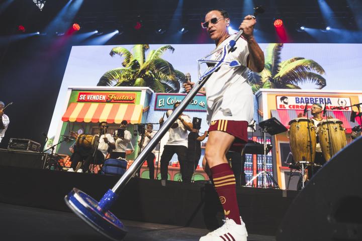 Elvis Crespo cantando en Madrid con la camiseta de la selección española