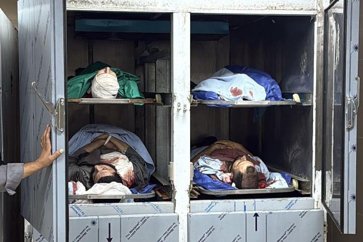 Los cuerpos de palestinos asesinados por israelíes durante una incursión en la ciudad de Tell, en la morgue del Hospital de Nablus (Cisjordania), el 24 de julio de 2026.