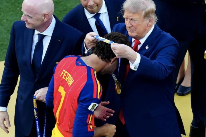 Trump le pone la medalla de campeón del mundo a Ferran Torres