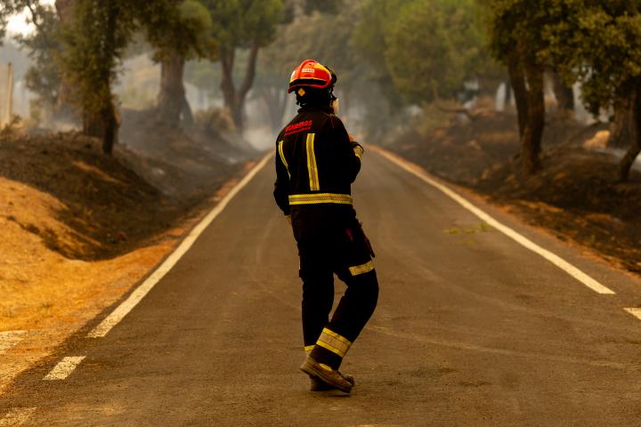 Un bombero trabajando en los incendios de estos últimos días.
