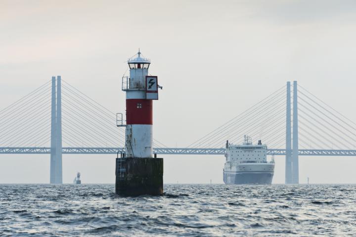 Un ferry cruza de orilla entre Suecia y Dinamarca.