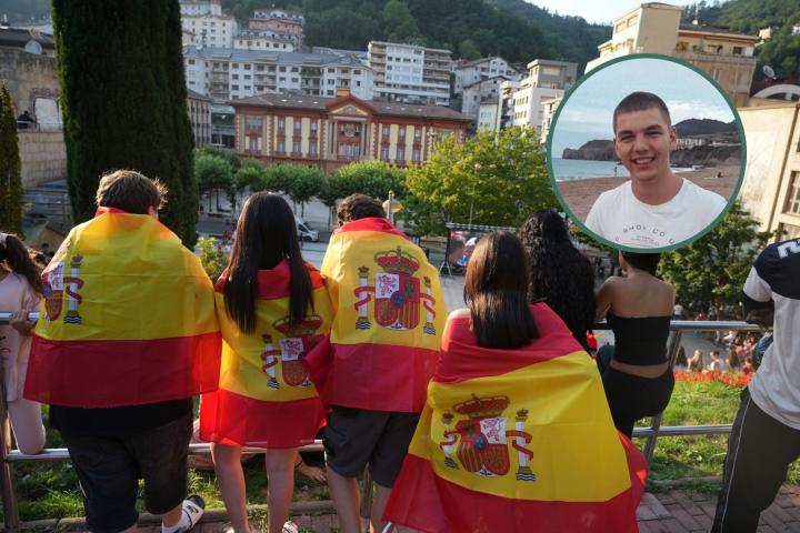 Un grupo de aficionados a la selección española, en Eibar, durante la final del Mundial