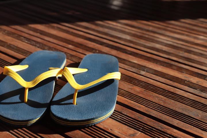 Un par de chanclas.