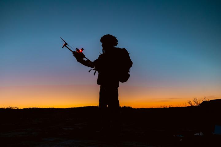 Un soldado hace uso de un dron en el frente de la guerra en Ucrania.