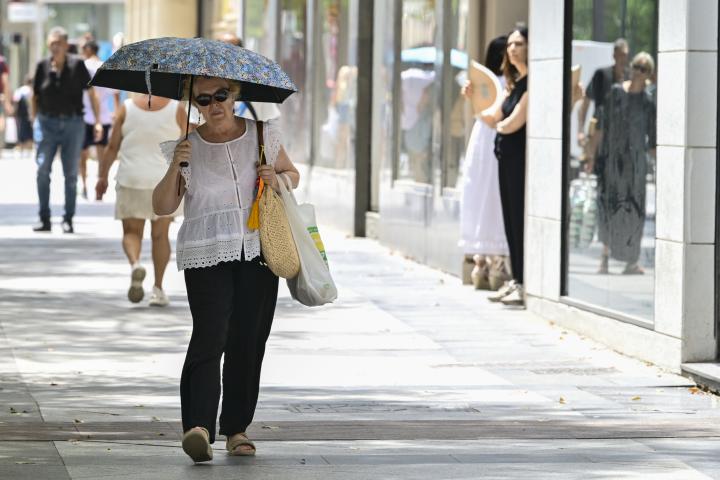 Una mujer pasea durante una ola de calor en la Región de Murcia