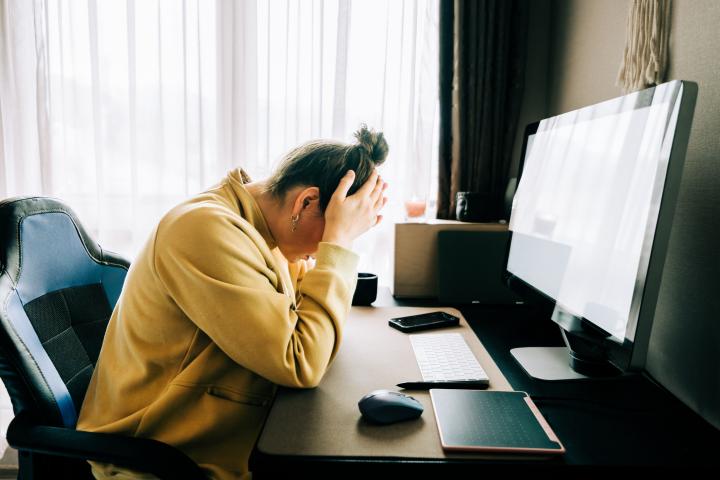 Una trabajadora con ansiedad en el trabajo.