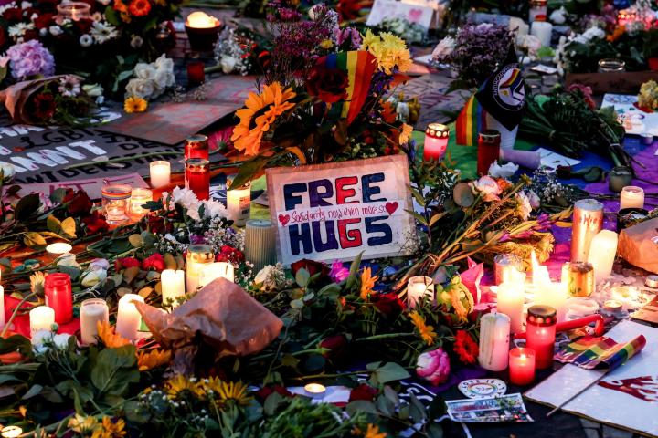 Velas y flores yacen frente a la Puerta de Brandeburgo, cerca del lugar donde se produjo el ataque a la marcha del Orgullo, el 26 de julio de 2026, en Berlín (Alemania).