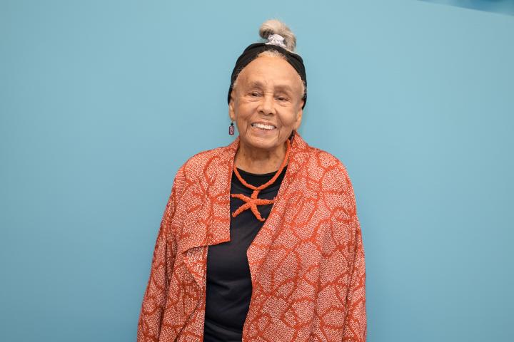 Betye Saar posando en un evento