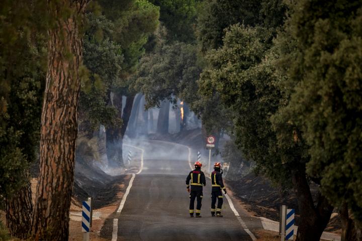 Dos bomberos luchando contra el fuego en Madrid.