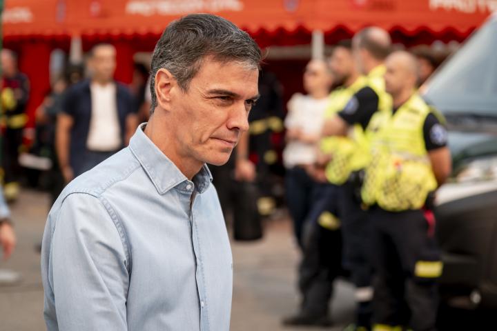 El presidente del Gobierno, Pedro Sánchez, en Cenicientos (Madrid) durante los incendios.