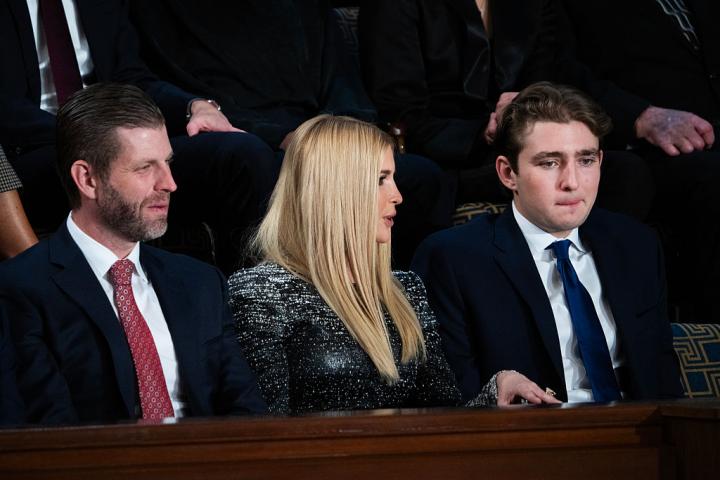 Eric, Ivanka y Barron Trump escuchan a su padre, el presidente de EEUU, en el discurso sobre el Estado de la Unión, el 24 de febrero de 2026, en el Capitolio.
