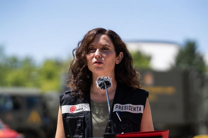 La presidenta de la Comunidad de Madrid, en una visita a las zonas afectadas por los incendios.