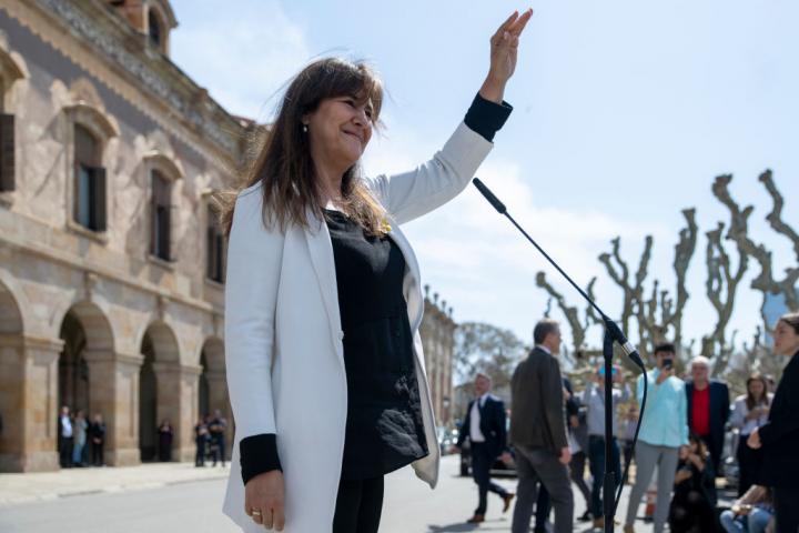 Laura Borràs saluda a sus fieles tras conocerse su condena en 2023