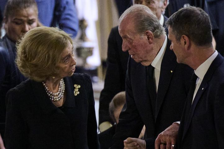 Los reyes Juan Carlos y Sofía en la misa funeral de su sobrino Juan Gómez-Acebo en septiembre de 2024