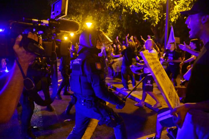 Miembros de los cuerpos antidisturbios de la Policia Nacional cargan contra los manifestantes contra el turismo masivo en Palma, el 26 de julio de 2026.