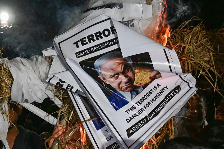 Musulmanes chiítas queman efigies y carteles del primer ministro israelí, Benjamin Netanyahu, el 1 de marzo de 2026, tras la muerte del líder supremo de Irán, Ali Jamenei, en Nueva Delhi.