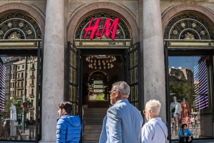 Peatones pasan frente a la tienda de la multinacional sueca de ropa H&M en Barcelona, en una imagen de 2022.