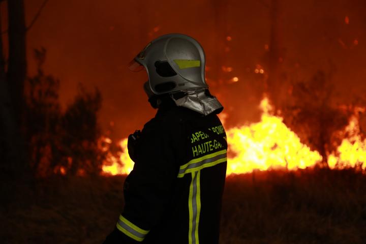 Un bombero batalla contra el fuego.