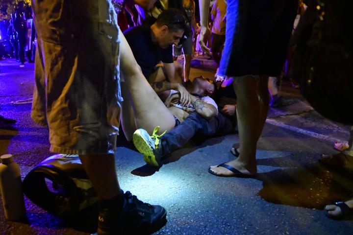 Una persona es atendida tras las cargas llevadas a cabo por los antidisturbios en la protesta contra el turismo masivo en Palma, el 26 de julio de 2026.
