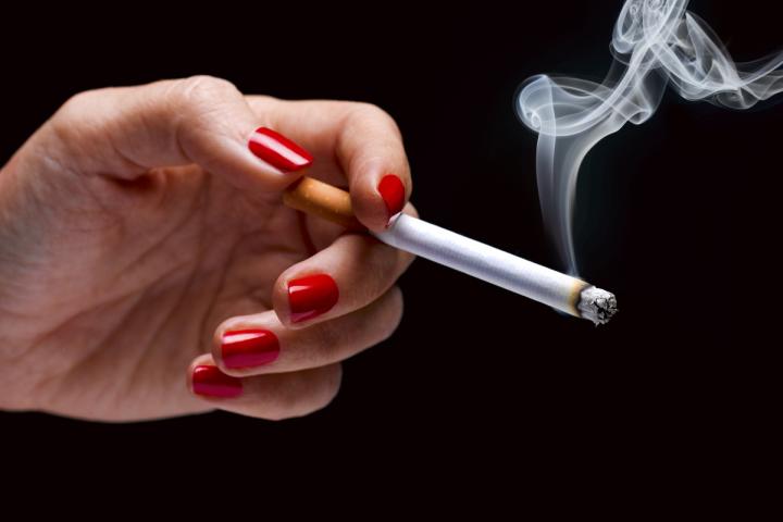 Una persona fumando