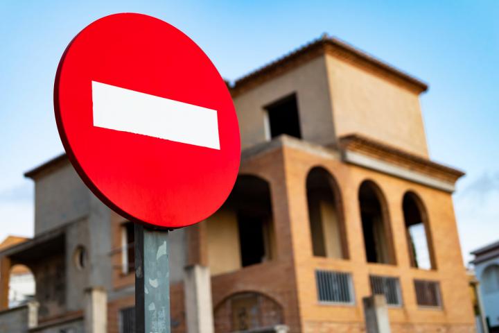 Una señal de prohibido el paso en un pueblo
