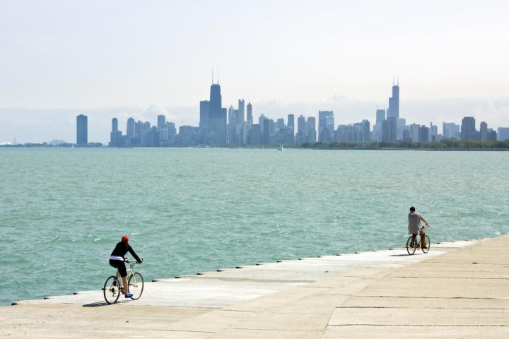 Unos ciclistas por una de las orillas del lago Michigan, en Chicago (EE UU).