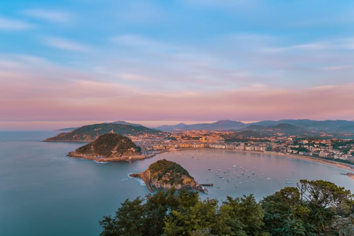 Vista de la bahía de la Concha de San Sebastián, la isla de Santa Clara y el monte Urgull desde el Monte Igueldo